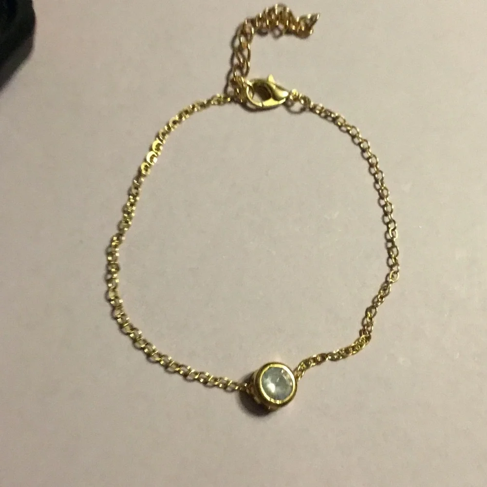Elegant Gold Bracelet with Crystal Accent